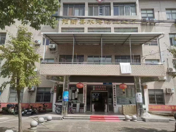 陽(yáng)新縣某衛(wèi)生院無(wú)影燈、手術(shù)床安裝完畢